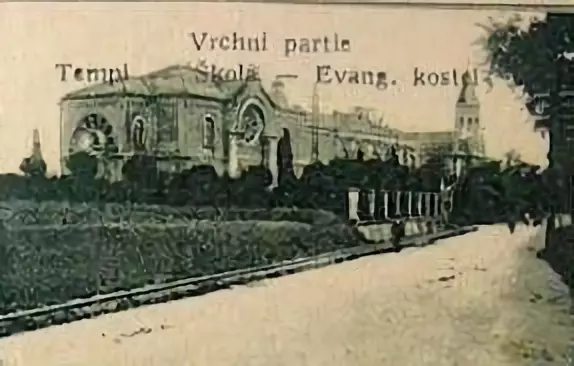 Část pohlednice se synagogou (1925)
