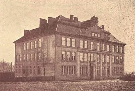 Foto gymnázia krátce po otevření