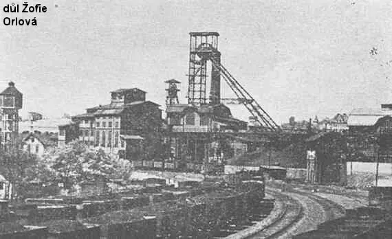 Dobová fotografie areálu dolu s hlavní těžní věží