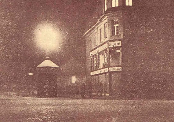 Zachovalé foto Věčného ohně a nedaleké prodejny obuvi