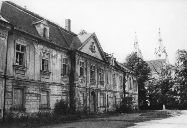 Zámek ve zchátralém stavu (70. léta)